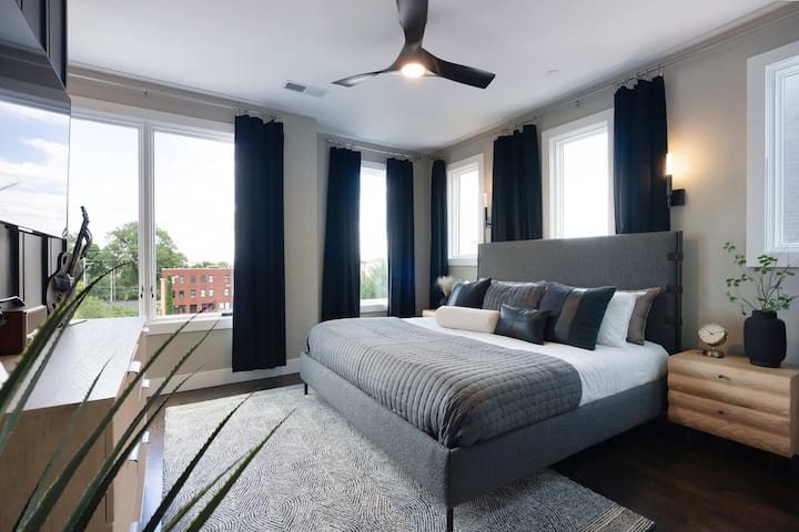 غرفة النوم 2: غرفة نوم كبيرة مع تلفزيون ذكي وحمام داخلي كامل