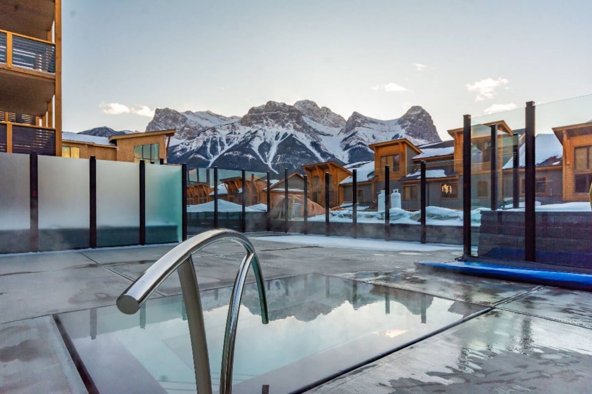 Photo inspiration: Picture Idea: Luxury Corner Condo W Mountain Views Hot Tub