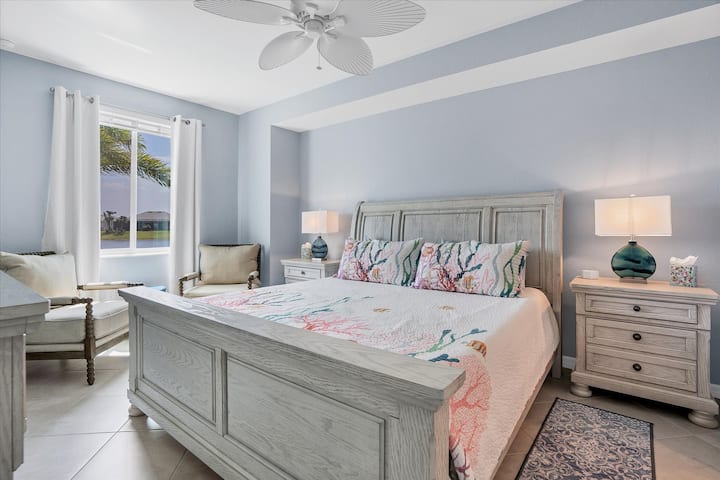 ห้องนอนหลักพร้อมสมาร์ททีวีขนาด 55 นิ้วและห้องน้ำในตัว