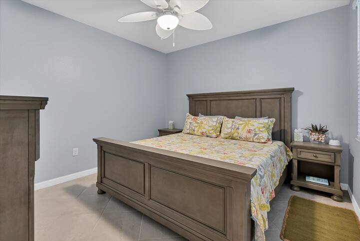 ห้องนอนผู้เข้าพักพร้อมเตียงคิงไซส์ 1 เตียงและสมาร์ททีวีขนาด 42 นิ้ว