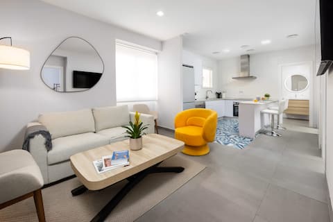 Top Airbnb: 3BR Urban Flat · A/C + WiFi | 15 Min to Old Town in Gamarra