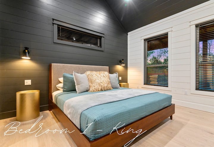 Брачната спална соба е вистинско место за одмор со смирувачки тонови, кадифена постелнина и прозорци кои внесуваат мека природна светлина во текот на целиот ден.