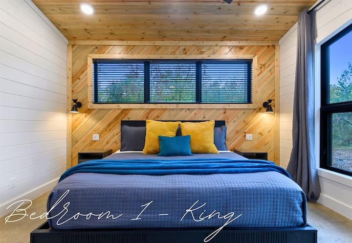 Во спалната соба 1 има брачен кревет (широк 150-179 см), акценти од дрво и големи прозорци за природна светлина и смирувачки поглед кон шумата.