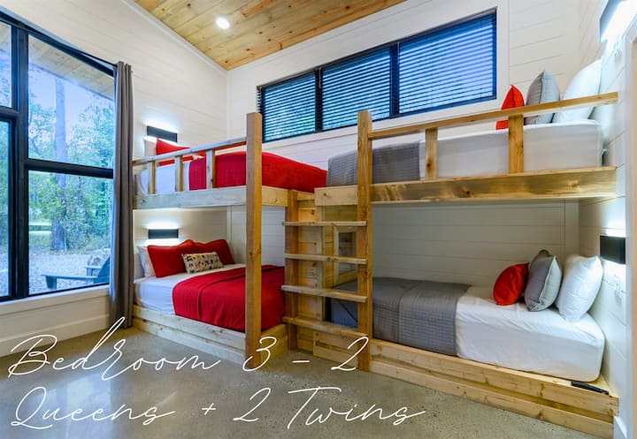 Третата спална соба носи флексибилност за семејства со два брачни кревета и две близначки, сите сместени во соба исполнета со светлина и модерен шарм.