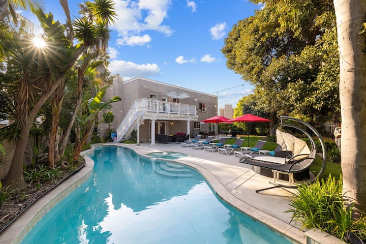 Oceanview Luxe Retreat with Rooftop Patio