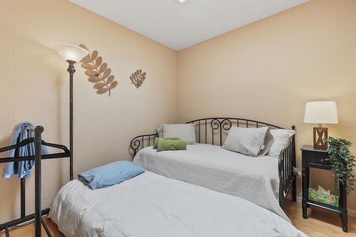 الملاذ الخاص: سريران مفردان وحمام كامل