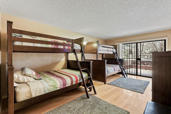 غرفة عائلية فسيحة: سريران كاملان، سريران مفردان، تلفزيون ذكي وفناء