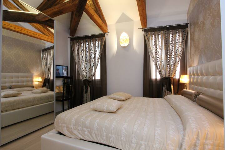 Apt. Gold Design (300m from Rialto´s Bridge) gallery image 4