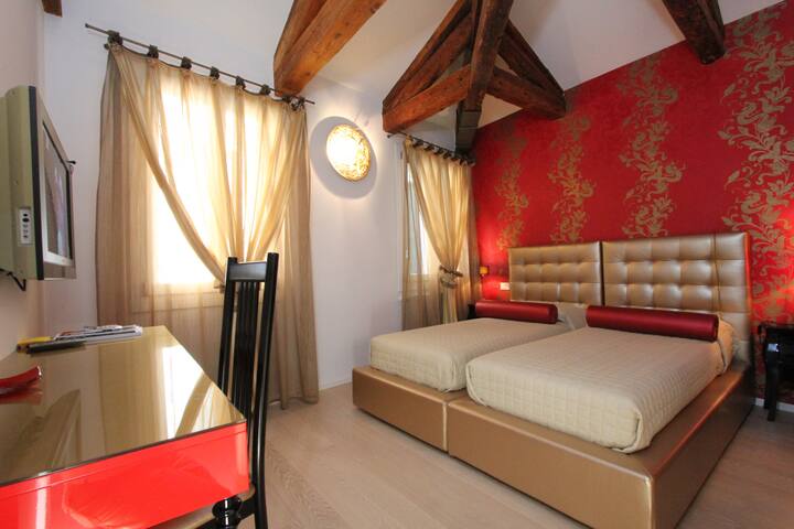 Apt. Gold Design (300m from Rialto´s Bridge) gallery image 3