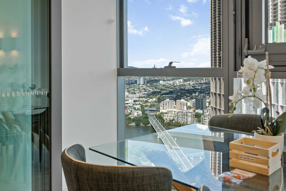 Curated visual reference: Industrial Luxury Apartments For Rent With Panoramic Views Reference: Cassa Qw Luxury 1Bed Apt W Panoramic River View