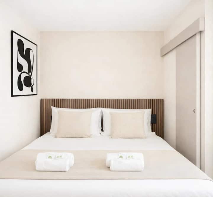 En este dormitorio encontrarás una cama tamaño queen, un sillón que se convierte en una cama individual, un ventilador de techo y espacio de almacenamiento.
