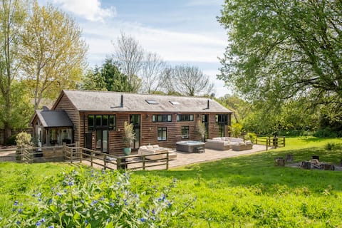 Campden Barn - Exclusive Home with Hot Tub