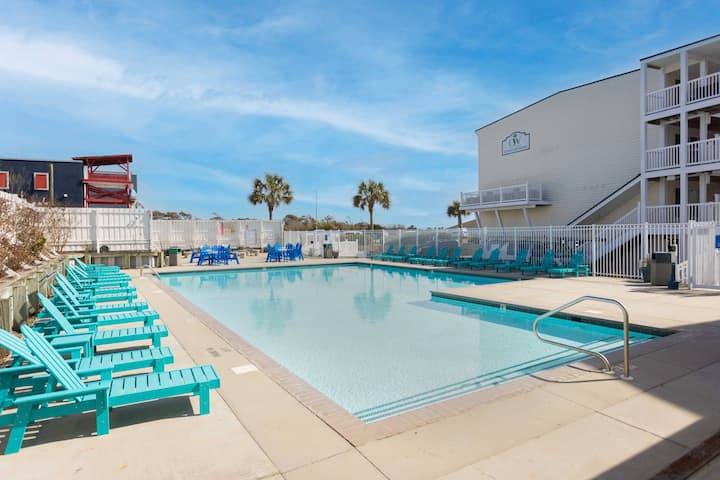 2 Br Condo Near The Beach With Elevator And Pool - Oak Island, NC