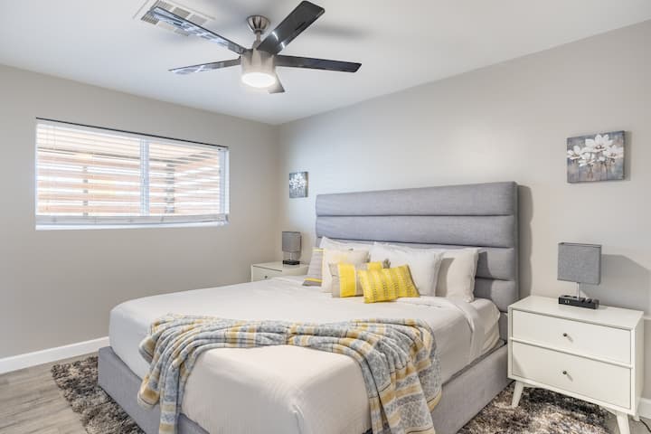 2. spavaća soba ima bračni krevet (širine 180 - 200 cm).