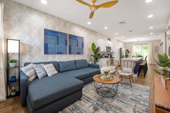 Beautiful 4br Home W/ Modern Design