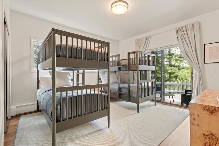 غرفة بسرير من طابقين