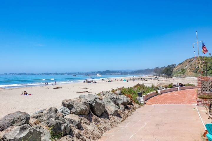 1950’s Beachfront Home – Stunning Views! gallery image 3