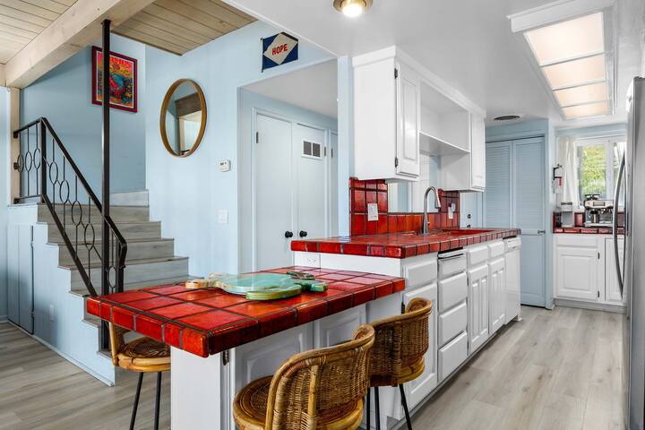 1950’s Beachfront Home – Stunning Views! gallery image 5