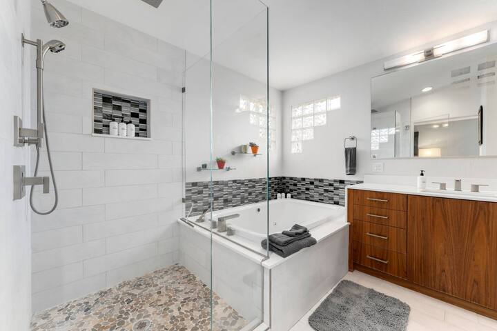 New Denver Escape. 3 bedroom. Near everything. gallery image 5