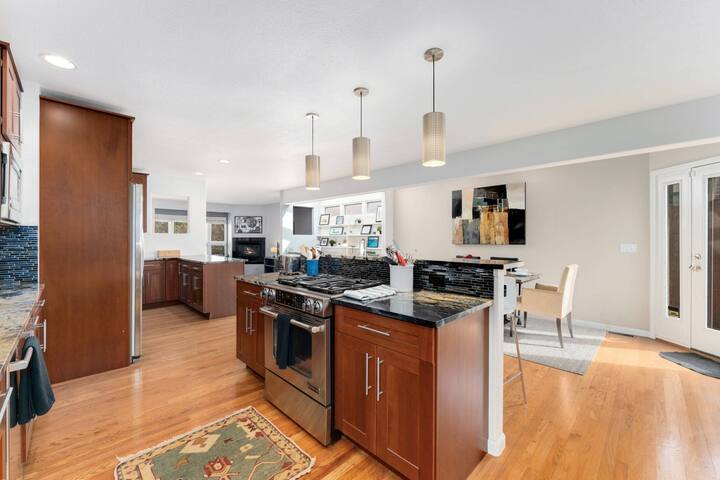 New Denver Escape. 3 bedroom. Near everything. gallery image 4