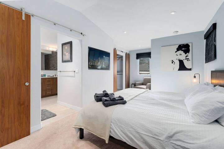 New Denver Escape. 3 bedroom. Near everything. gallery image 3