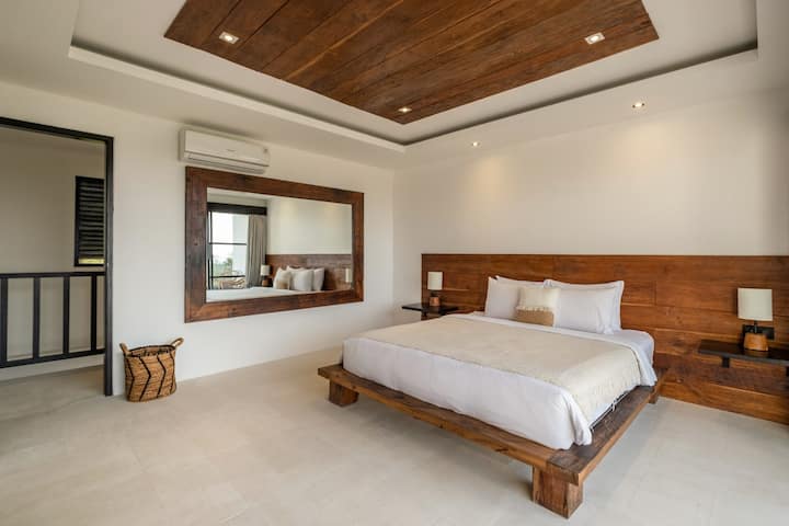 Ova mirna spavaća soba odlikuje se umirujućim dekorom i umirujućim bojama koje stvaraju miran ambijent, savršen za ugodne noći. Uz udoban namještaj i mirnu atmosferu, poziva se na opuštanje i osigurava pomlađujuće iskustvo spavanja.