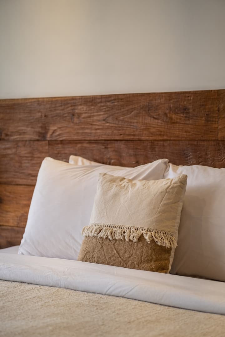 Ova mirna spavaća soba odlikuje se umirujućim dekorom i umirujućim bojama koje stvaraju miran ambijent, savršen za ugodne noći. Uz udoban namještaj i mirnu atmosferu, poziva se na opuštanje i osigurava pomlađujuće iskustvo spavanja.