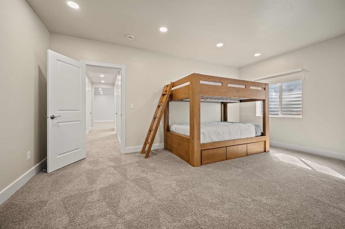 Piata spálňa je ideálna pre deti alebo ďalších hostí. Má robustnú poschodovú posteľ s dvoma matracami v plnej veľkosti, zapustené osvetlenie a veľké okno, ktoré zapĺňa priestor prirodzeným svetlom.