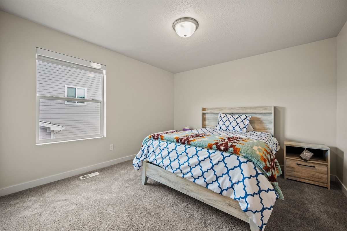 Tretia spálňa má manželskú posteľ s luxusným matracom, prémiovou posteľnou bielizňou a elegantným koncovým stolíkom – ideálne na oddych v úplnom pohodlí.