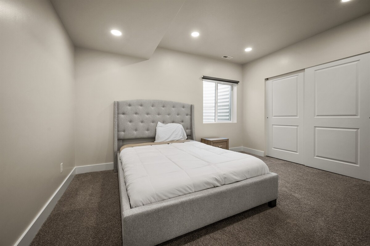 Svetlé okno a nočný stolík dodávajú tomuto útočisku na nižšej úrovni šarm, vďaka čomu je to pokojný priestor na oddych po dni plnom dobrodružstiev v horách.