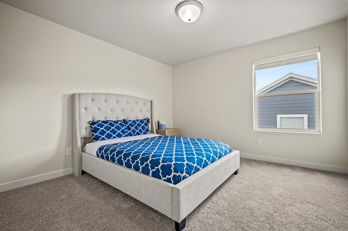 Druhá spálňa ponúka manželskú posteľ s luxusným matracom, plyšovou posteľnou bielizňou a mäkkými vankúšmi.