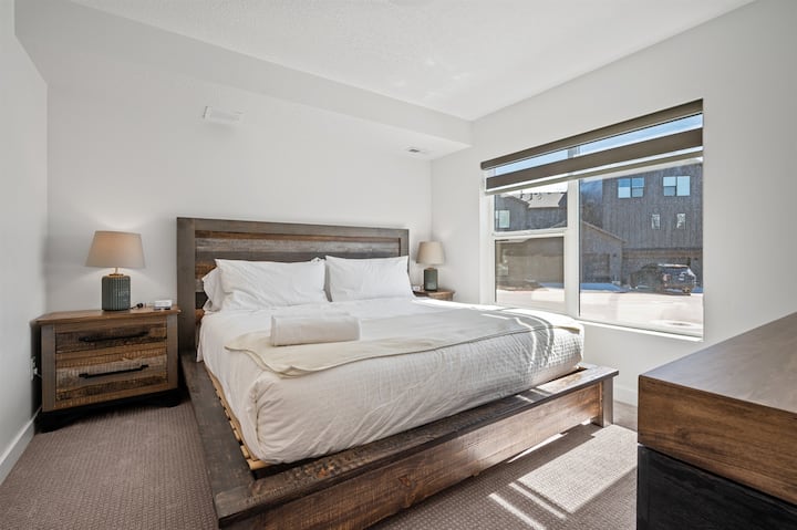 Сместена на главниот кат, оваа спална соба вклучува брачен кревет (широк 150-179 см), простран плакар и приватна бања.