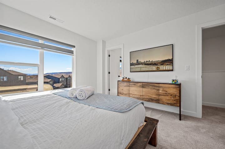 Главната спална соба вклучува сопствена бања и голем прозорец кој ја исполнува собата со природна светлина