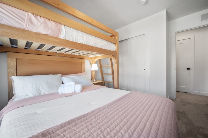 Оваа удобна четврта спална соба вклучува двоен кревет на спрат и доволно простор во плакарот,