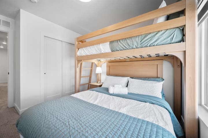 Третата спална соба има двоен кревет на спрат и простран двоен плакар.