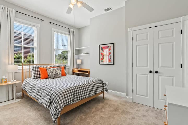 Audaz, pero encantador: este dormitorio en blanco y negro es el lugar perfecto para relajarse y descansar.