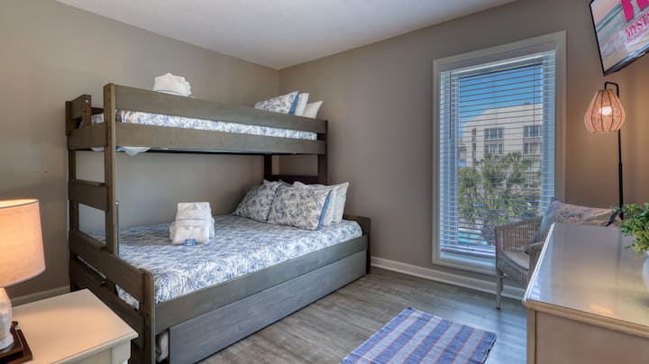 Fun Bunk Room – Twin over Queen Plus Twin Trundle Setup for Kiddos or Friends