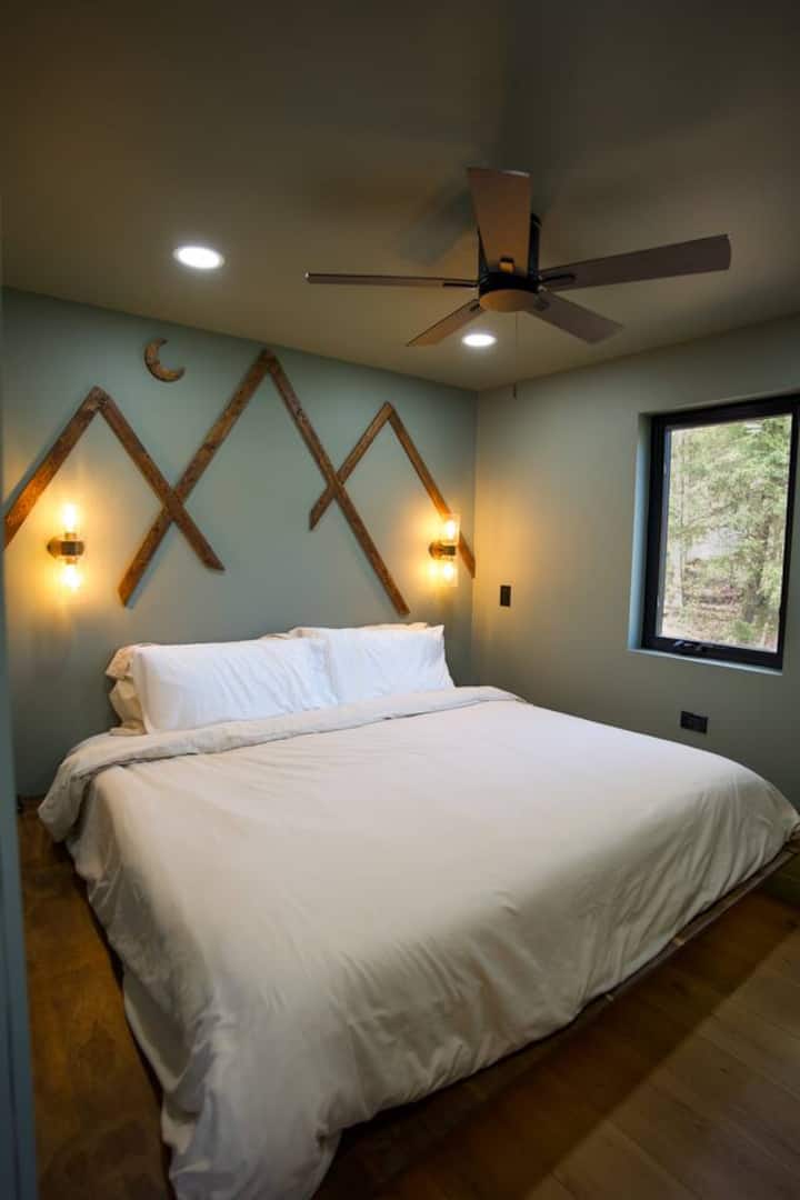 อบอุ่นแต่มีประสิทธิภาพ! คลานไปบนเตียงเมมโมรี่โฟมขนาดคิงไซส์ของคุณและปล่อยให้ความกังวลของคุณละลายหายไป ไม่ได้ถ่ายรูป แต่ห้องนอนนี้มี Fire TV ขนาด 55 นิ้วพร้อมบริการสตรีมมิ่งที่คุณชื่นชอบ มีที่วางกระเป๋าเดินทาง 2 ชิ้น ม่านบังแสงในห้อง 