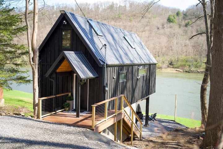Riverfront Stylish Cabin w Firepit, Spa-Like Bath - Cabins for