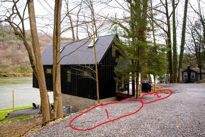 Riverfront Stylish Cabin w Firepit, Spa-Like Bath - Cabins for