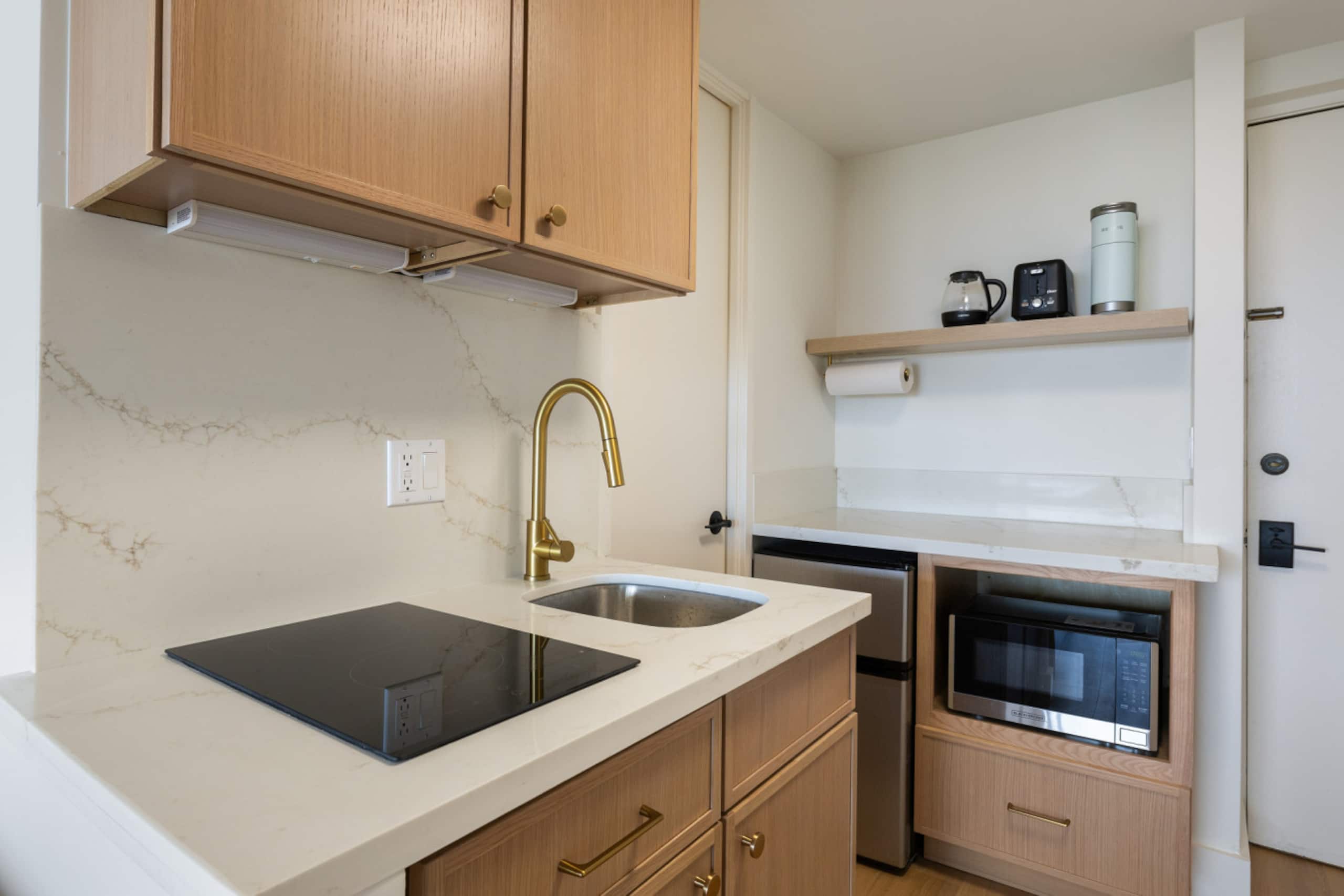 Condo in Honolulu · ★4.96 · 1 bedroom · 2 beds · 1 private bath - Image 14