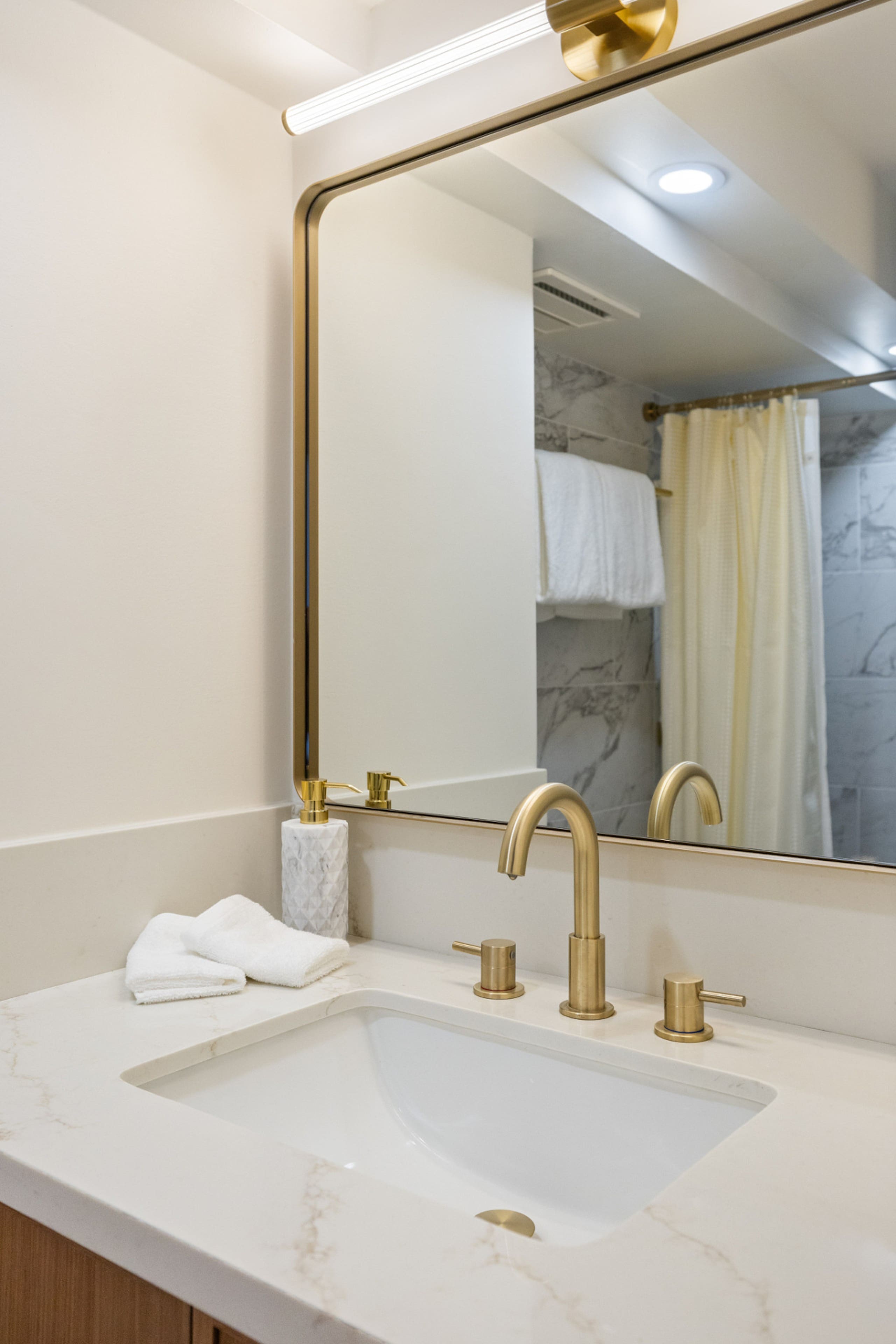 Condo in Honolulu · ★4.96 · 1 bedroom · 2 beds · 1 private bath - Image 20