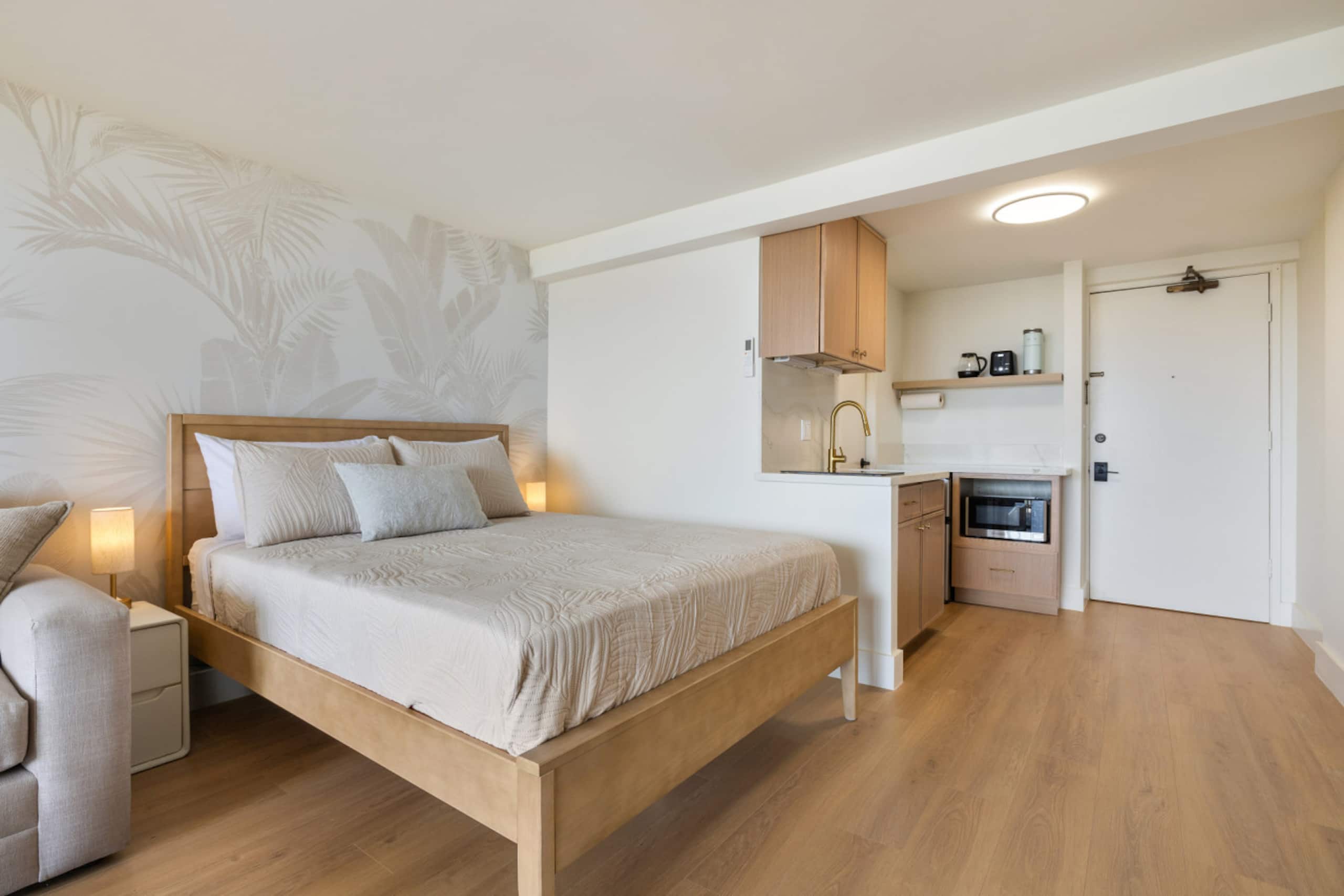 Condo in Honolulu · ★4.96 · 1 bedroom · 2 beds · 1 private bath - Image 2