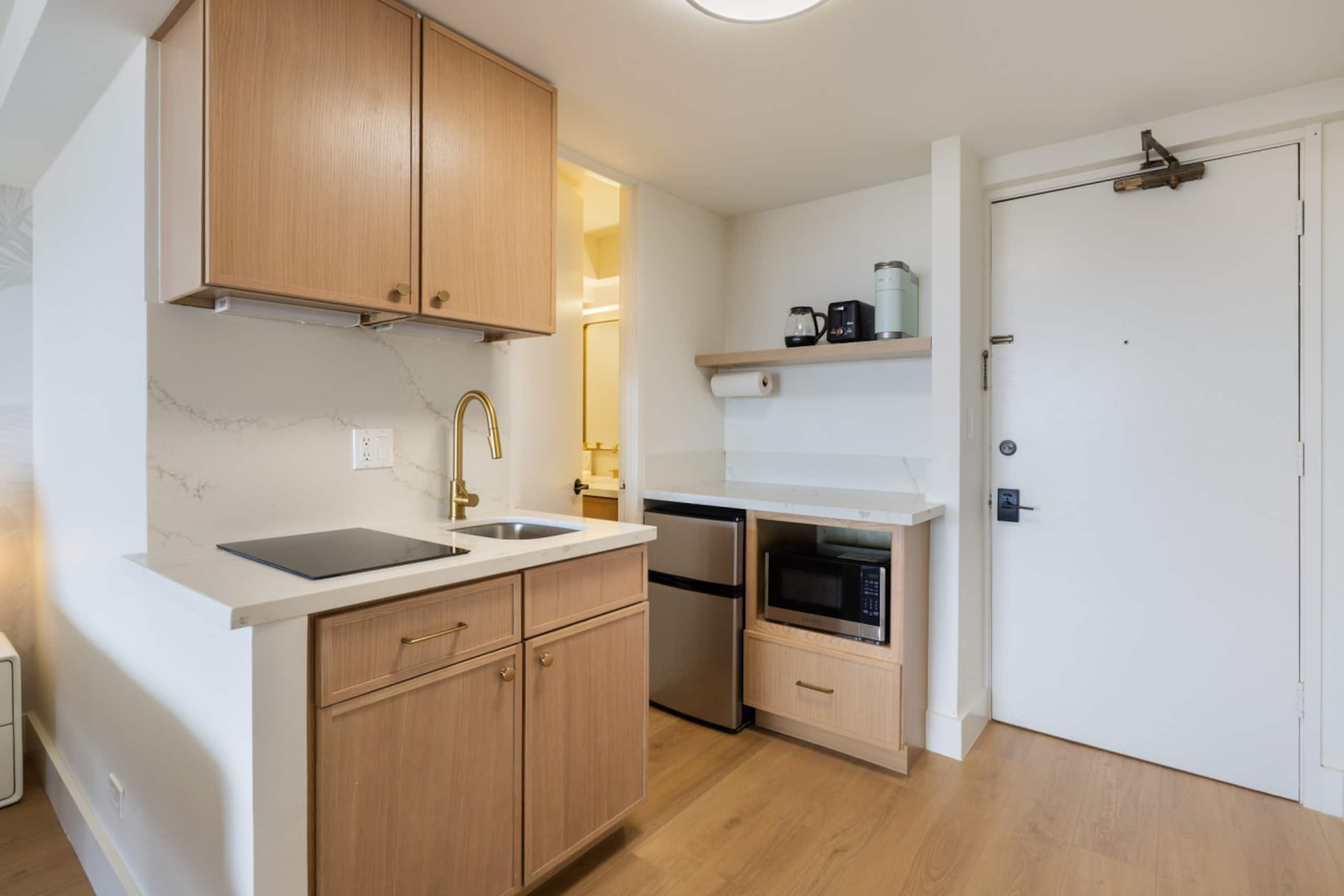 Condo in Honolulu · ★4.96 · 1 bedroom · 2 beds · 1 private bath - Image 13