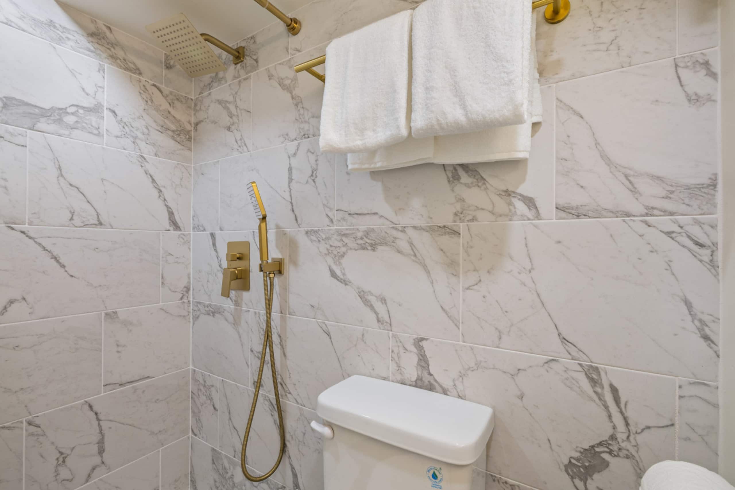 Condo in Honolulu · ★4.96 · 1 bedroom · 2 beds · 1 private bath - Image 19