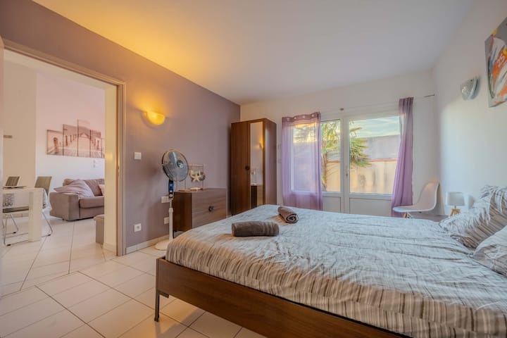 საძინებლის ხედი ორადგილიანი საწოლით