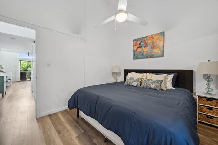 Kitanda aina ya King + kitanda chenye ukubwa wa mapacha chini ya kitanda cha kifalme