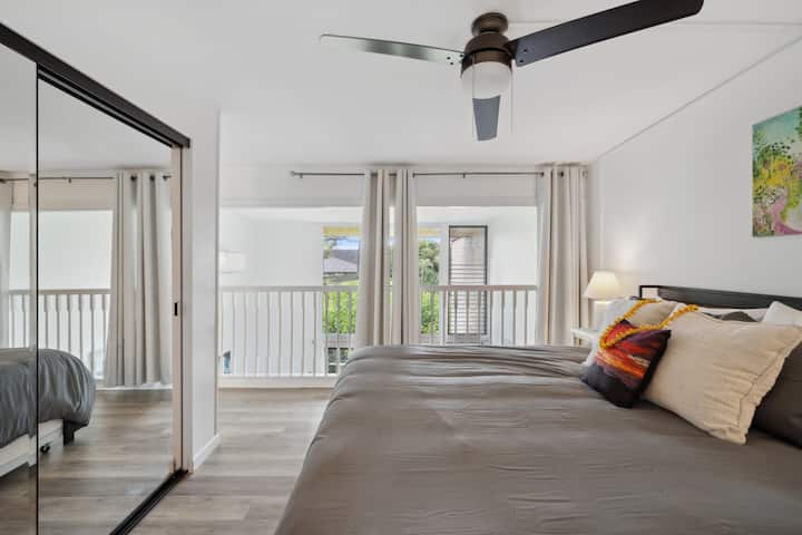 Chumba cha pili cha kulala chenye roshani na bathrooom iliyoambatishwa = King bed + twin size trundle bed under the king bed