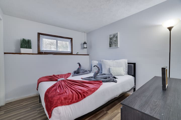 Acogedor dormitorio queen: ¡un refugio relajante perfecto para relajarse después de un día en el lago!