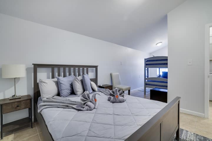 Dormitorio con una acogedora cama tamaño queen y una litera doble doble, perfecta para familias o grupos para relajarse y descansar juntos.